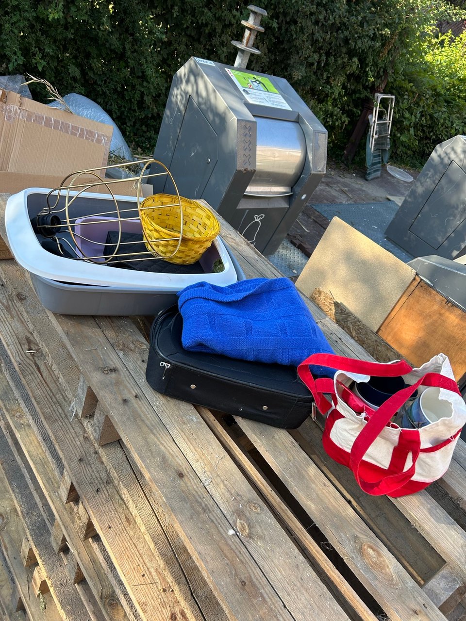 Lamp, cat litter boxes (big, small), mugs, etc