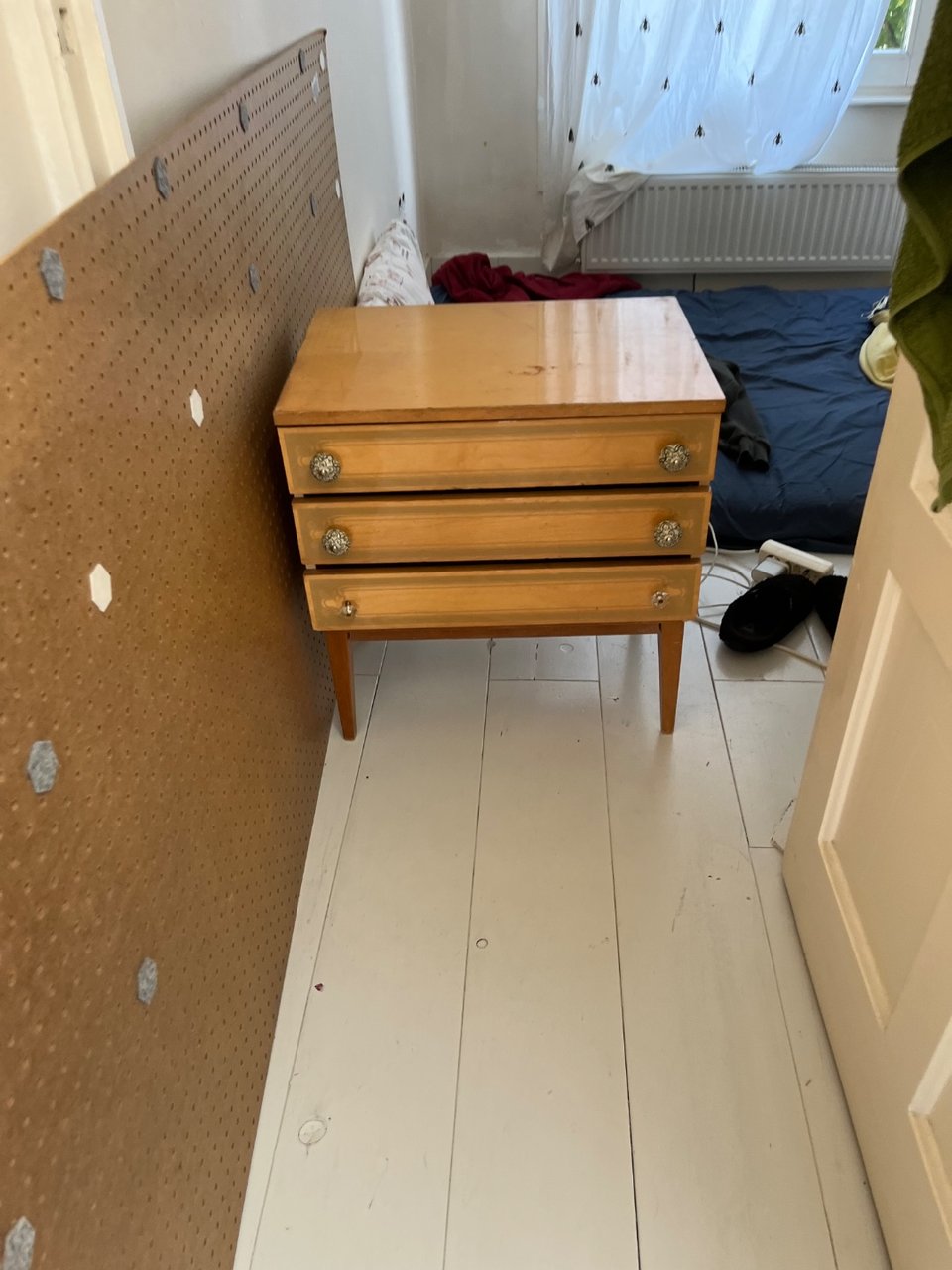 Drawers and ikea drawers and garden furniture, will be taken to the street this evening for trash pickup between 21:00-07:00 so reach out if you want it earlier today