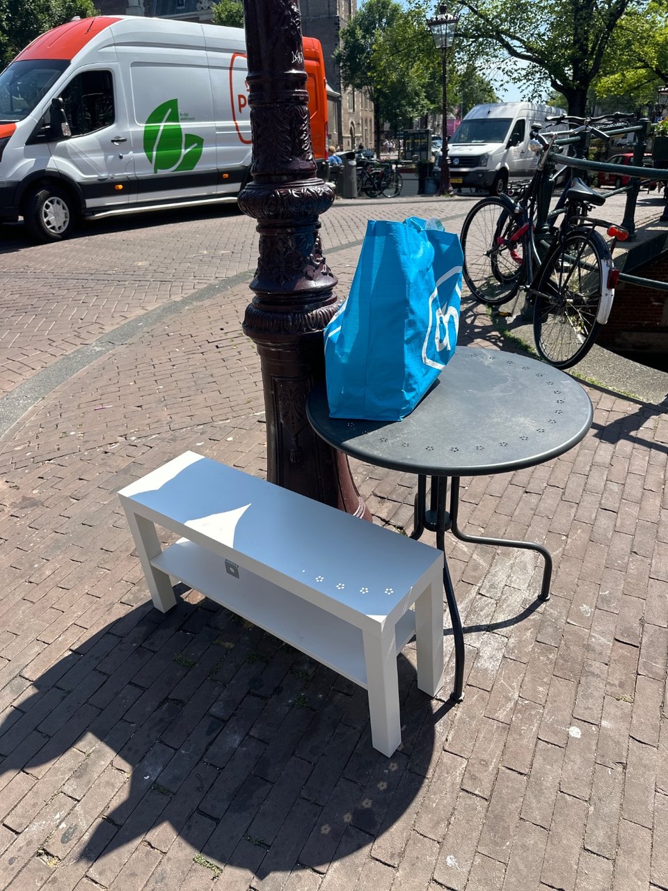 Table bench cleaning stuff and a small trashcan