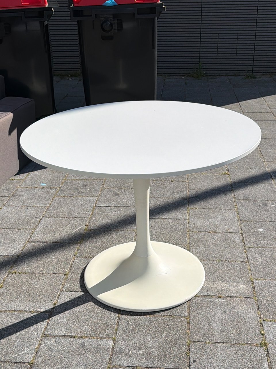Round tulip table