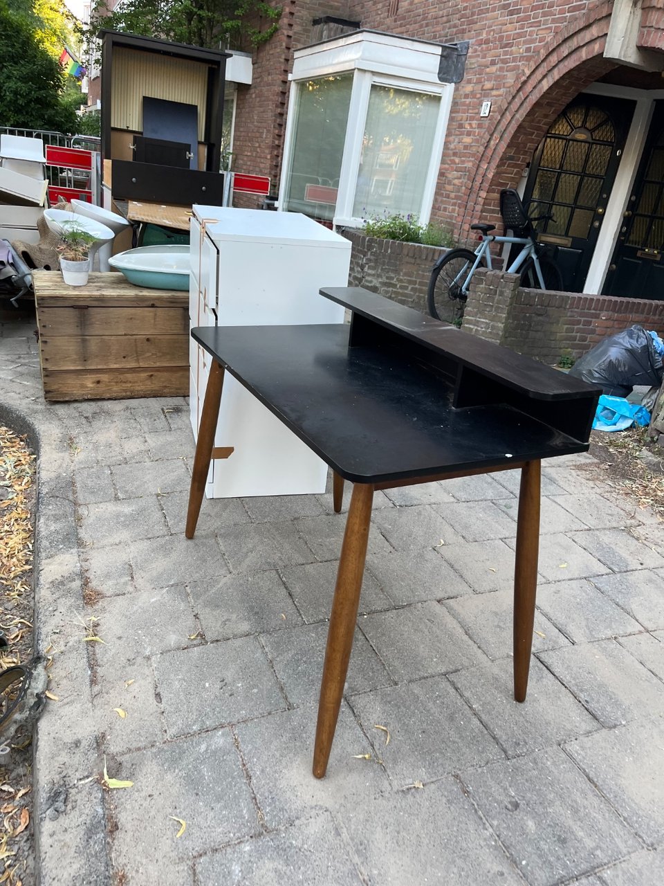 LOTS OF THINGS ON STREET FROM MOVING !