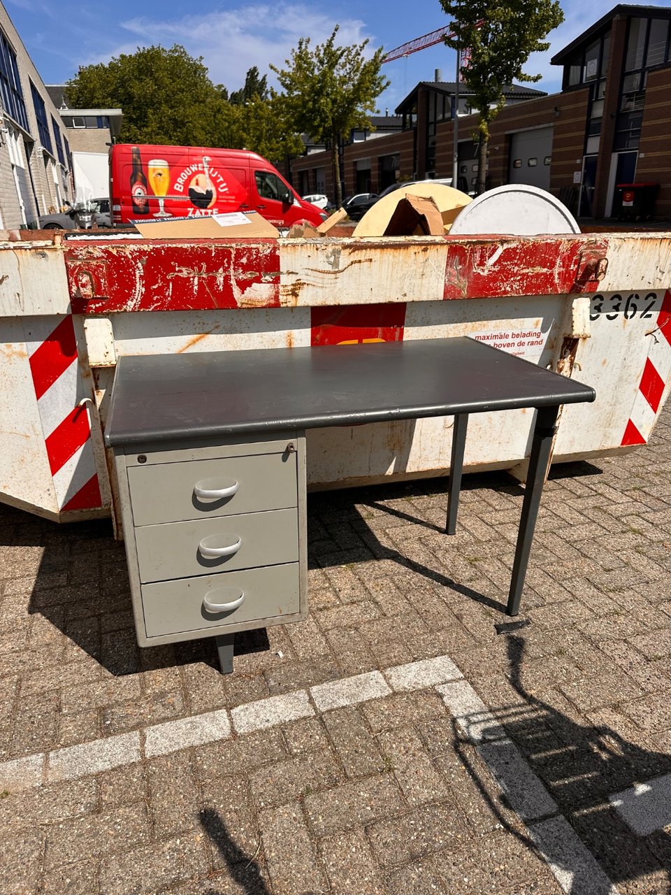 Gispen bureau, metaal, vintage. De bovenkant is los; de schroeven zitten er nog in.