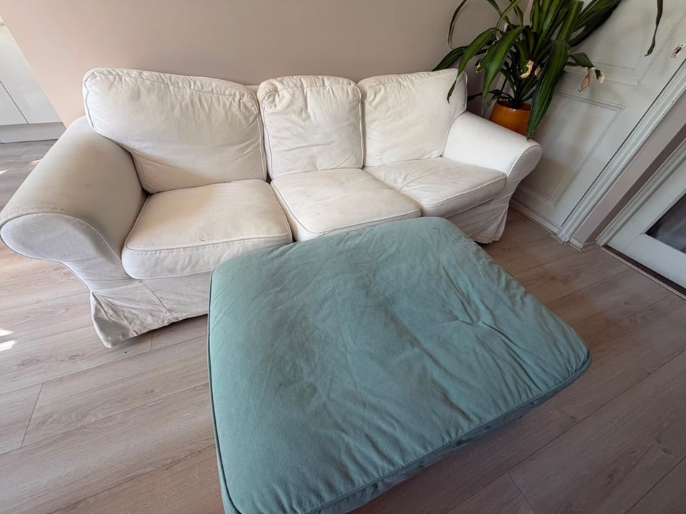 Bank en poef IKEA ektorp af te halen 
App naar: 06-58948112