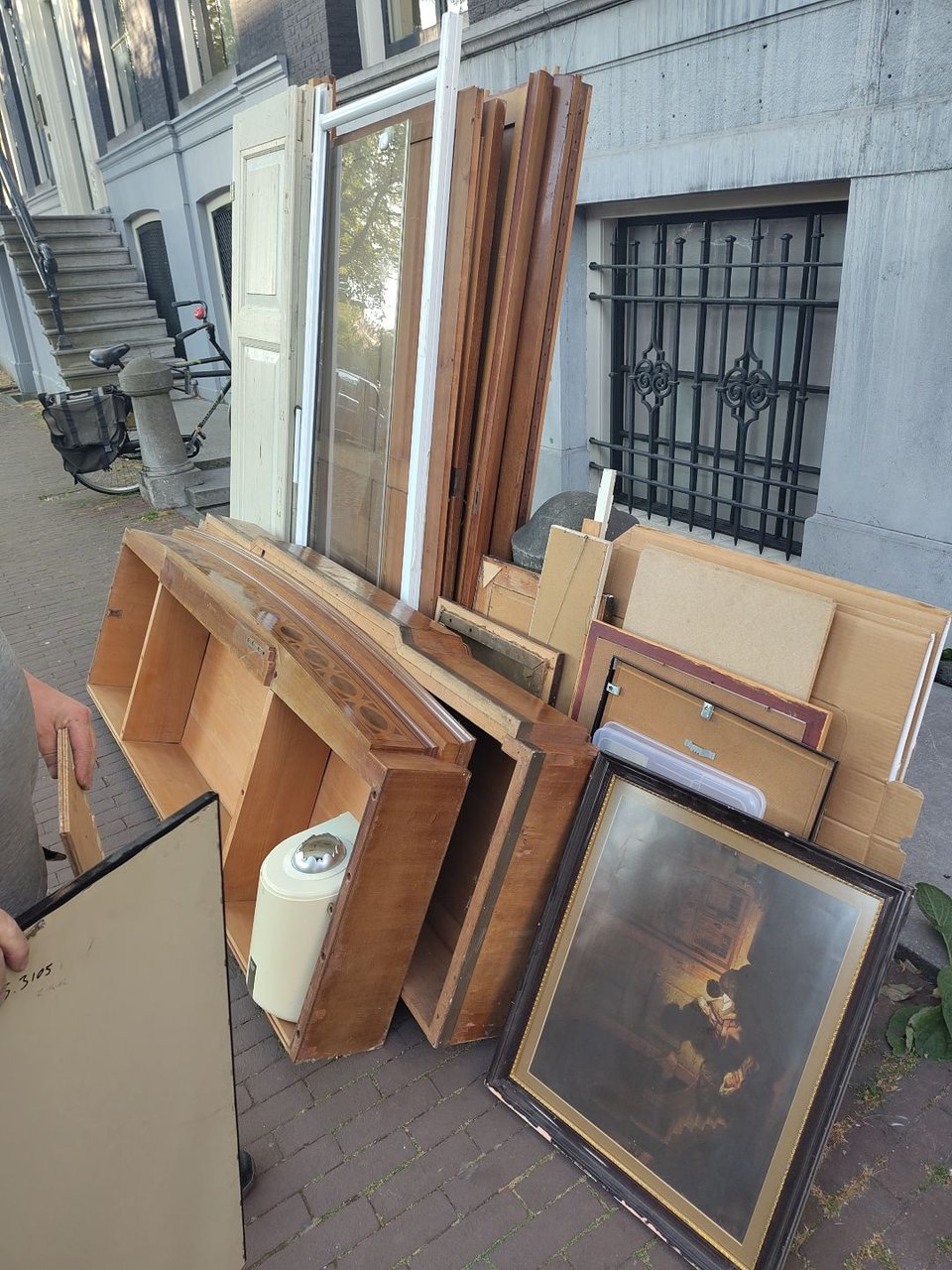 nice cabinet and decor paintings :-) will be picked by the waste company this morning ...
