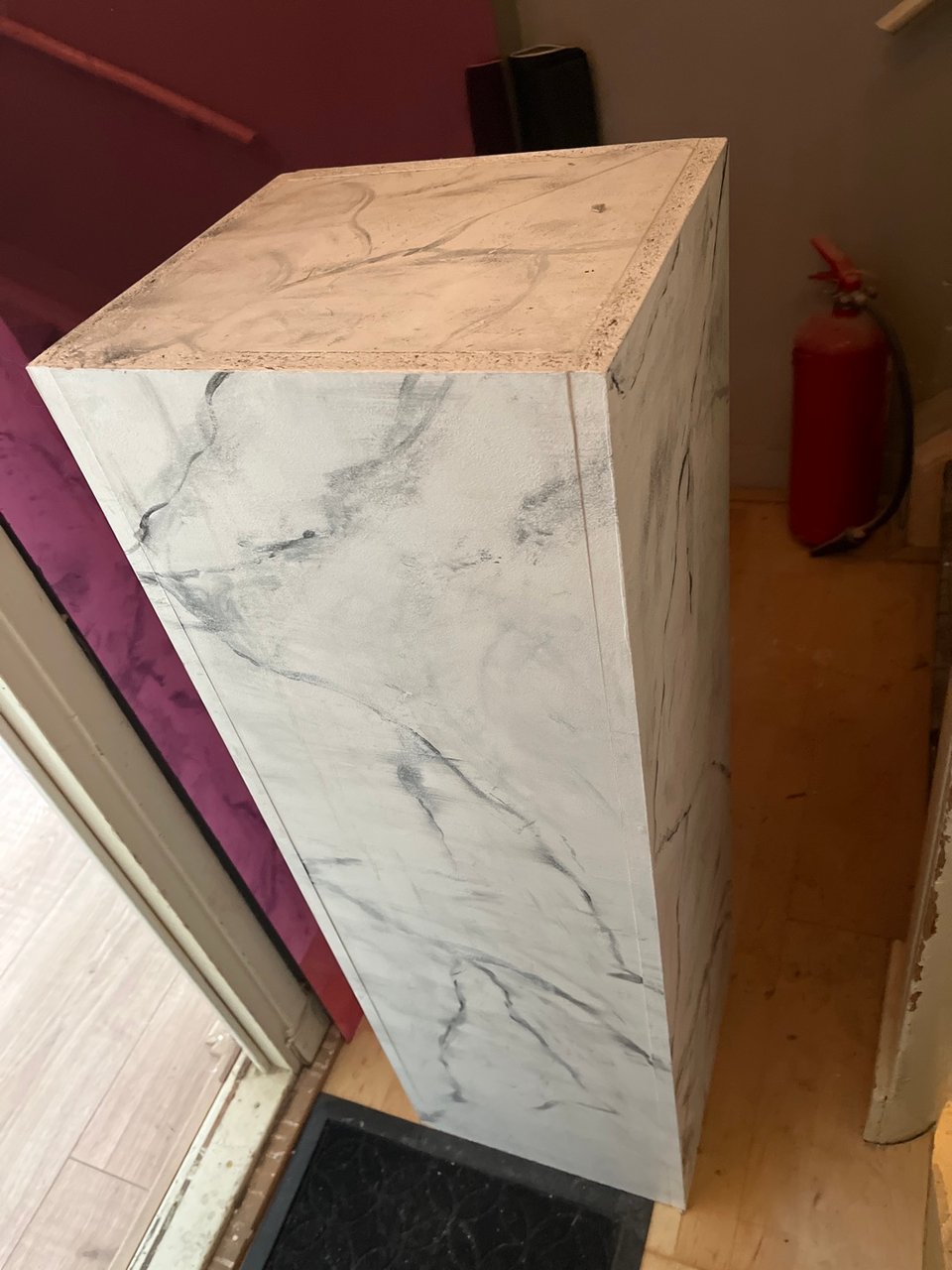 Marmer look pilaar. +- 30x30 +- 125 hoog. Nu af te halen bij Albert Cuypstraat 84