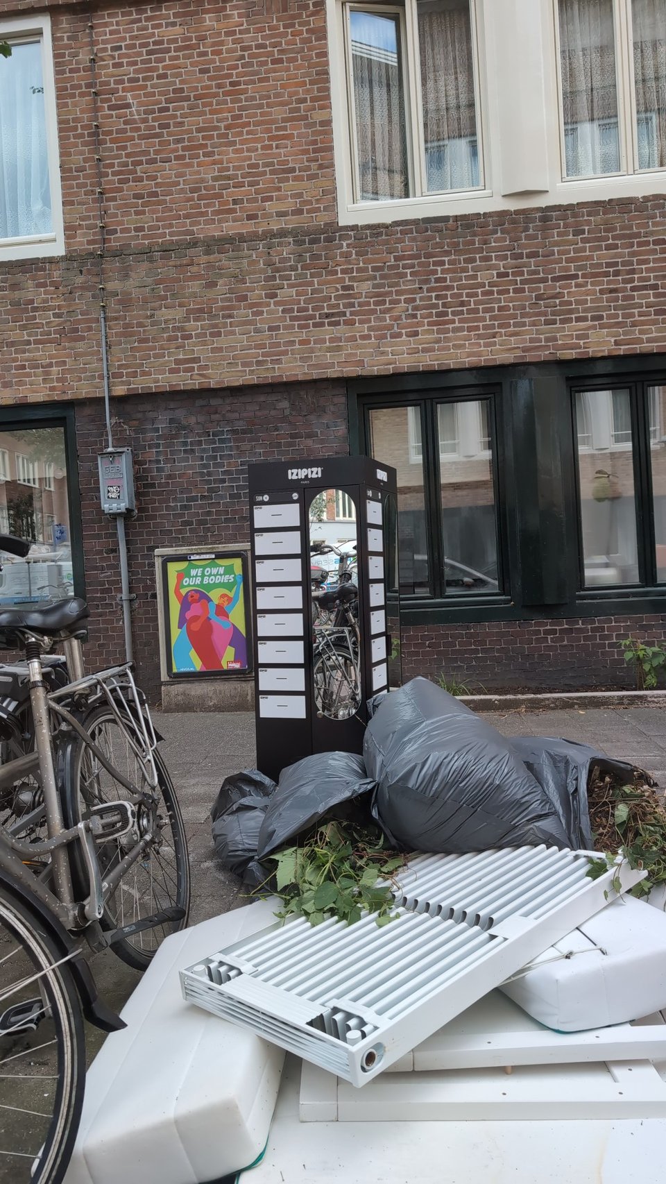 Soort iets voor een winkel waar ze brillen op showen, heeft aan vier kanten deurtjes die open kunnen en hij draait mooi + aan elke kant een spiegel. Zitten ook wieltjes onder. Lijkt me super handig maar heb hem laten staan want is best zwaar.