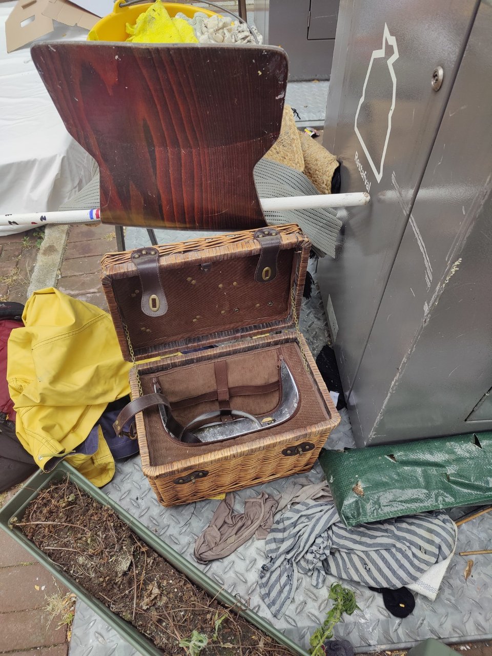 Picnic basket. It needs a good clean, but the condition looks good