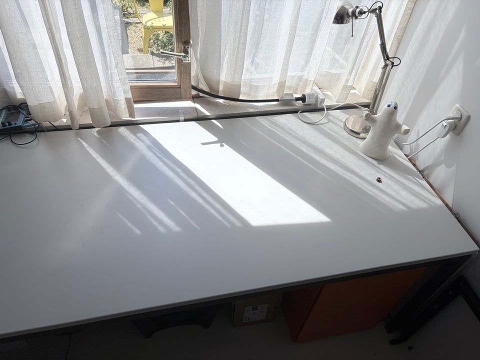 Desk, in great shape, will be stooped on Wednesday evening
