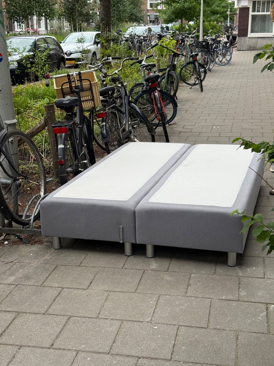 We just took this out. Great bed but we have a bigger one now. If it’s still there in two hours we’re taking it somewhere!

📍Niersstraat 19 — Rivierenbuurt