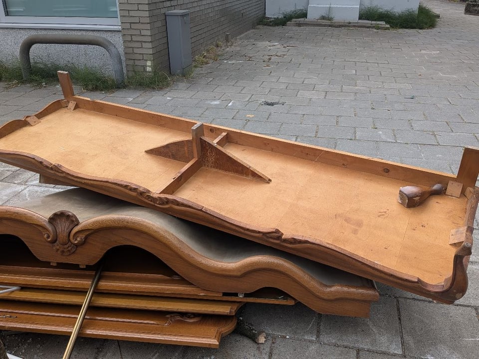 Klassiek meubel in onderdelen