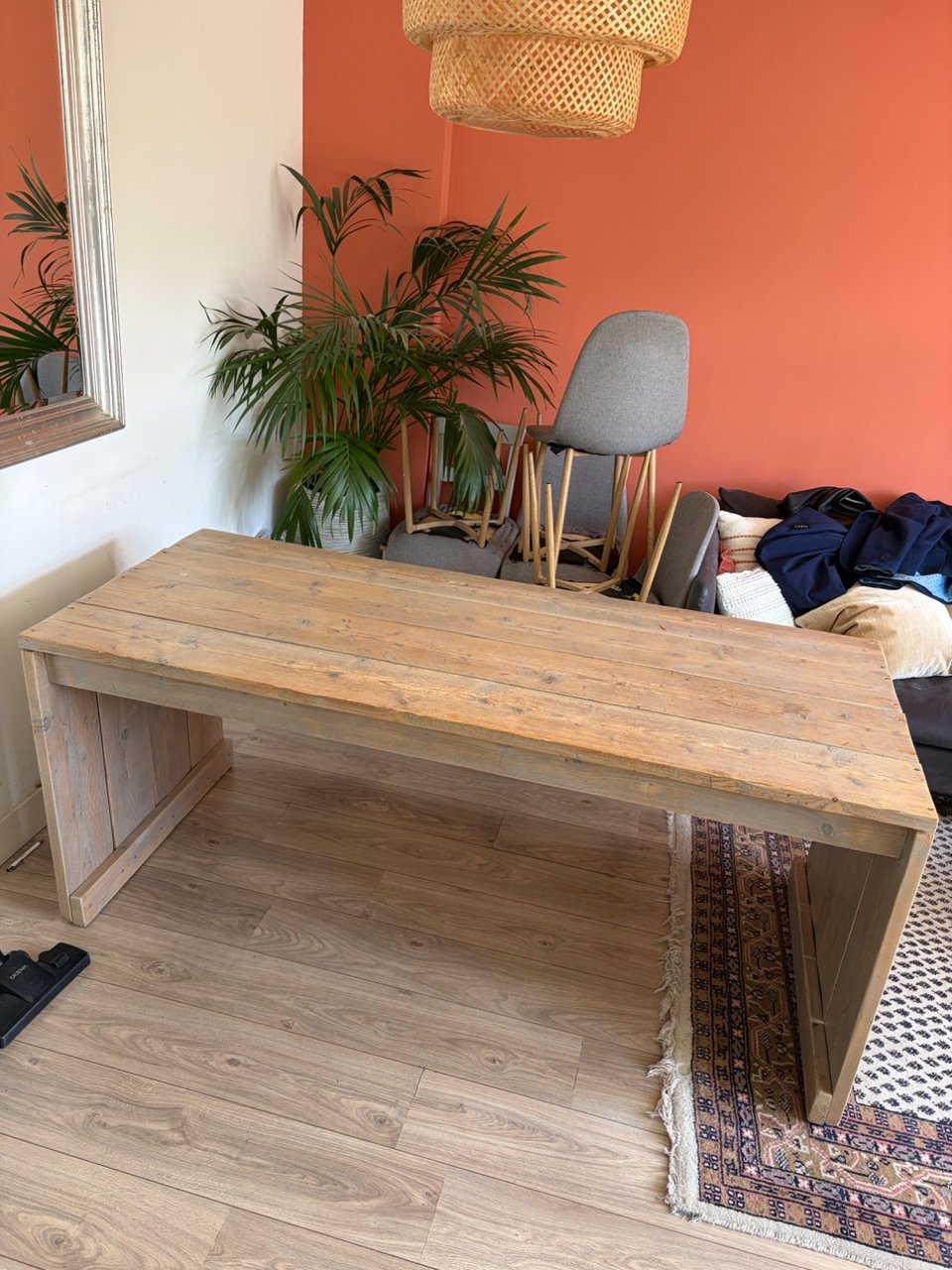 Houten eettafel, 180x80cm. Schroeven zitten in een zakje erbij.