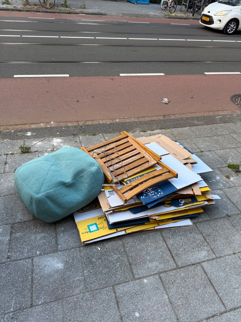 Verhuisdozen, poef, kapstok
Stoel is kapot