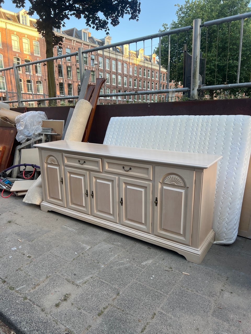Dressoir, looks as new. Many other interior items next to it.