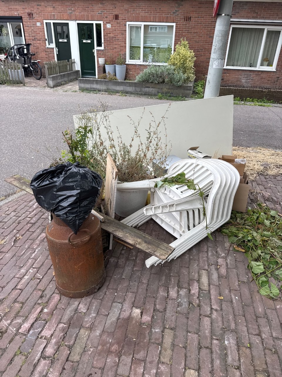 Stapel tuinstoelen