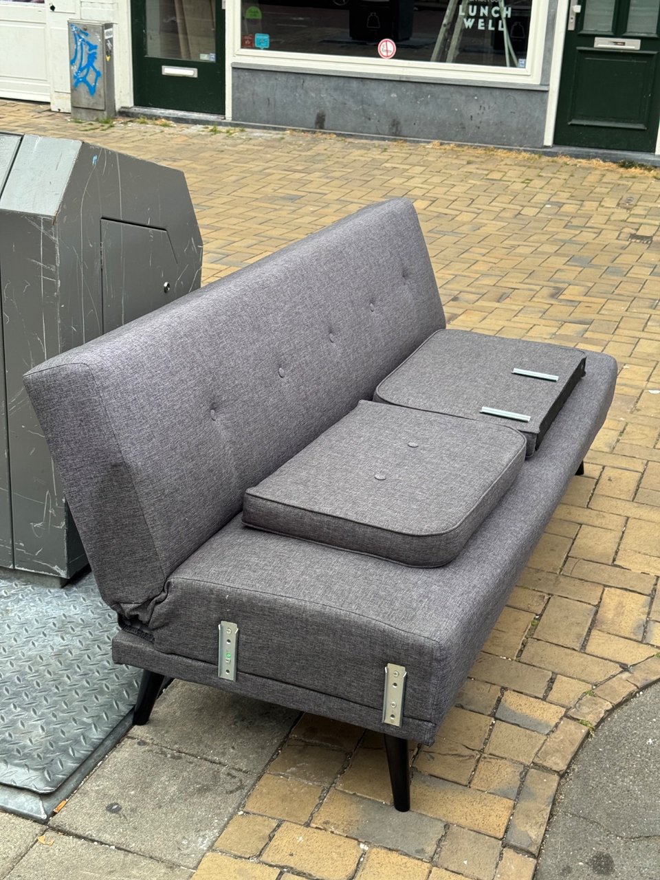 Handige slaapbank in Amsterdam Oost bij Javastraat. Lijkt nog in prima staat enkel een beetje doorgezeten.