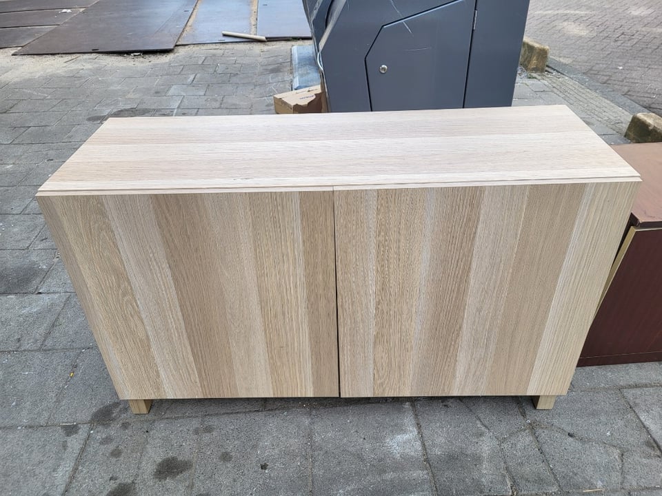 Kast, deur rechts is wat scheef maar sluit wel mooi.