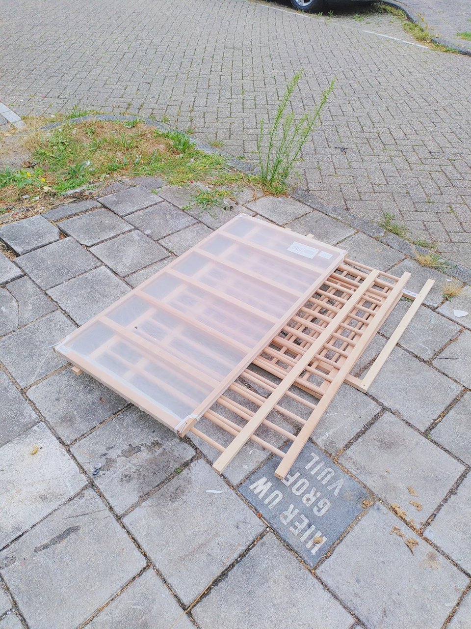Baby crib, only missing screws