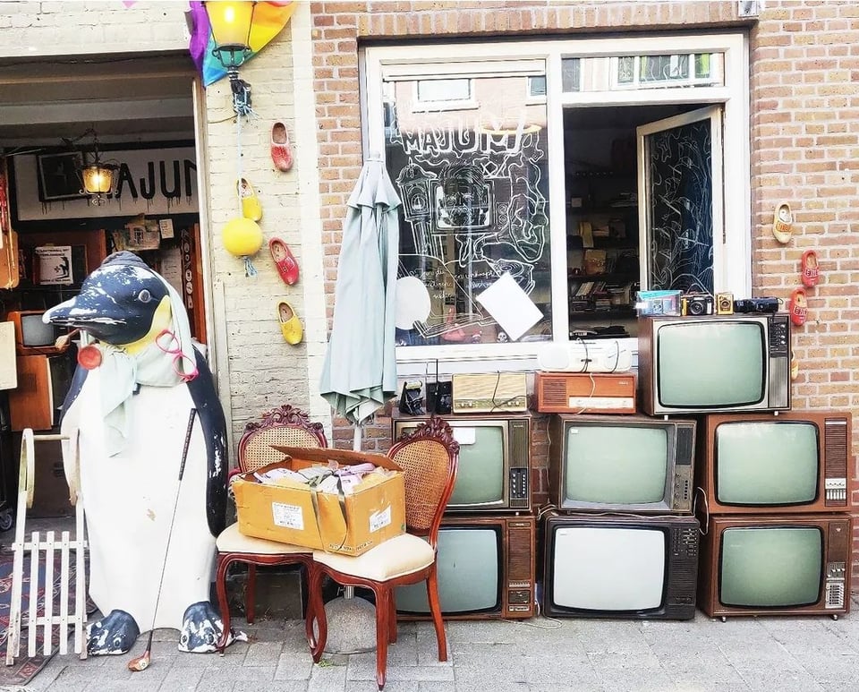 Every day this thrift shop leaves stuff outside that you can take for free. Please note that it is an unwritten rule that you only take things on the left (when facing the shop) side of the front door and that you dont make a mess or noise. When you keep to these rules the people living in the street or the shop employees wont bother you except for maybe a friendly hello.

Also worth visiting during opening hours for the 400m2 of items  inside. See demajum.format.com for more information.