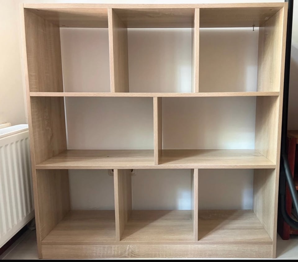 PICKUP Moderne open vakkenkast in lichte houtkleur/eikenlook. Praktisch formaat en ideaal voor boeken, planten, manden, decoratie of opbergboxen.

Afmetingen kast
	•	Breedte: 97,5 cm
	•	Hoogte: 100 cm
	•	Diepte: 30 cm

Afmetingen vakken
	•	Bovenste 3 vakken: ca. 30,5 × 30 cm
	•	Middelste 2 vakken: ca. 46,5 × 27 cm
	•	Onderste 3 vakken: ca. 30,5 × 30 cm