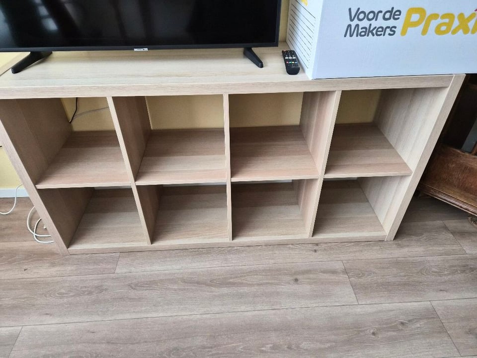 vakkenkast Ikea, helemaal goed. kan worden opgehaald, liefst woensdag bij de Open Hof Amsterdam. geef even een belletje 0611355306