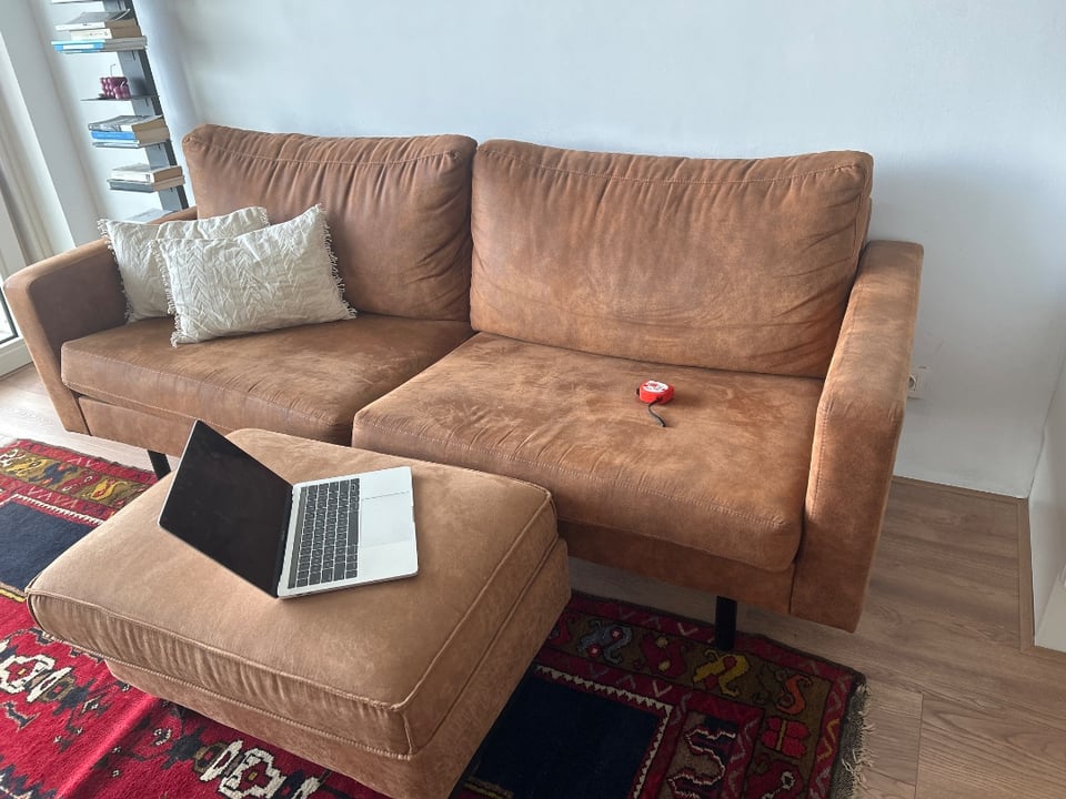 210cm wide, really good condition

whatsapp me on +44 7767273072