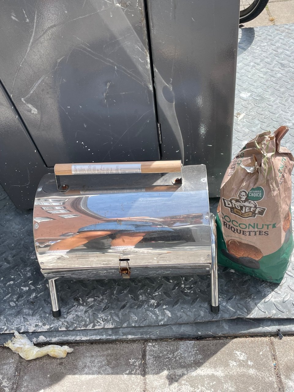 small barbecue in good state and briquettes+ aanstekers.