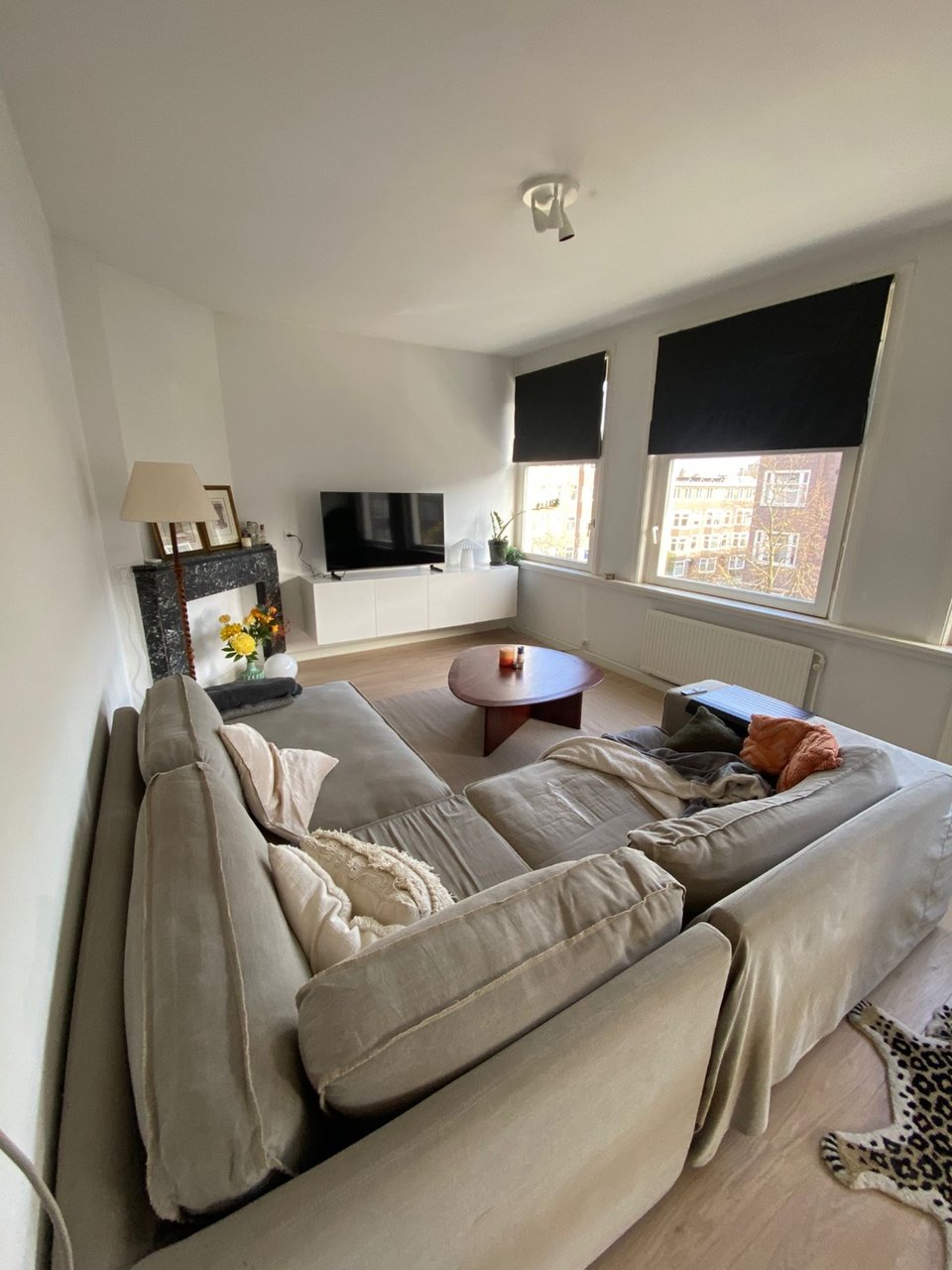 Goede bank, zit scheur in 1 gedeelte ( deden wij een kleed overheen). Ik ga 1 augustus verhuizen, 10.00 kan je gratis gebruik maken van de traplift. Voor vragen, contact mij graag!
- Bank 248cm lengte
- Breedte 104cm deel 1 (rechterkant foto van oranje stipjes)
- ⁠Breedte 140cm deel 2 ( linkerkant foto van oranje stipjes)
- ⁠totale breedte 104+140 =244 cm 
- Deel zijkant 37cm ( inbegrepen in breedte deel 2). Hier kan je je bord opleggen, heb daar nog een houder voor je. 
- diepte bank zitten 85cm
- Hoogte 72 cm bank langste deelte