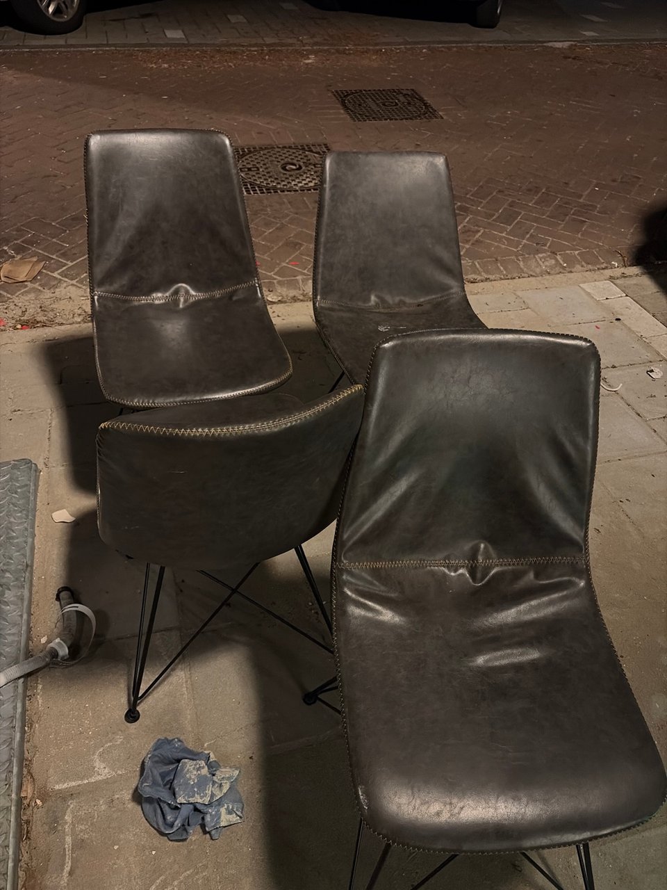 Leather chairs.. looking good !!