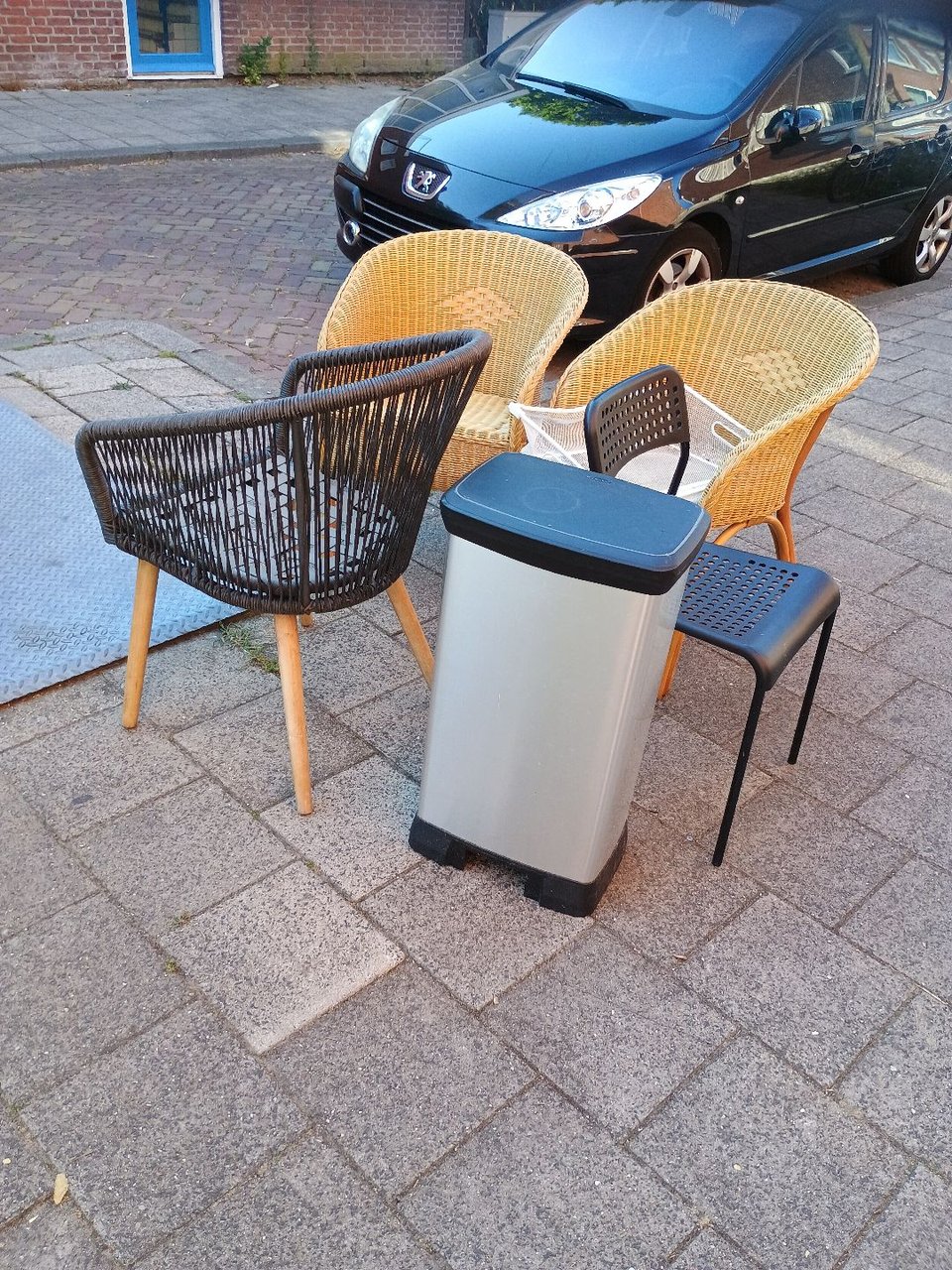 4 stoelen en een prullenbak