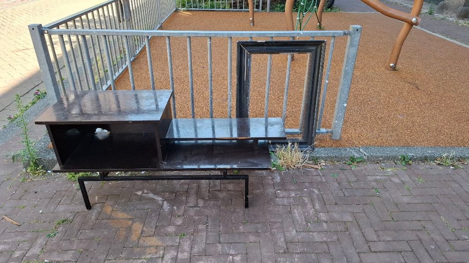 laag kastje gispen-achtig. en een schilderijlijst