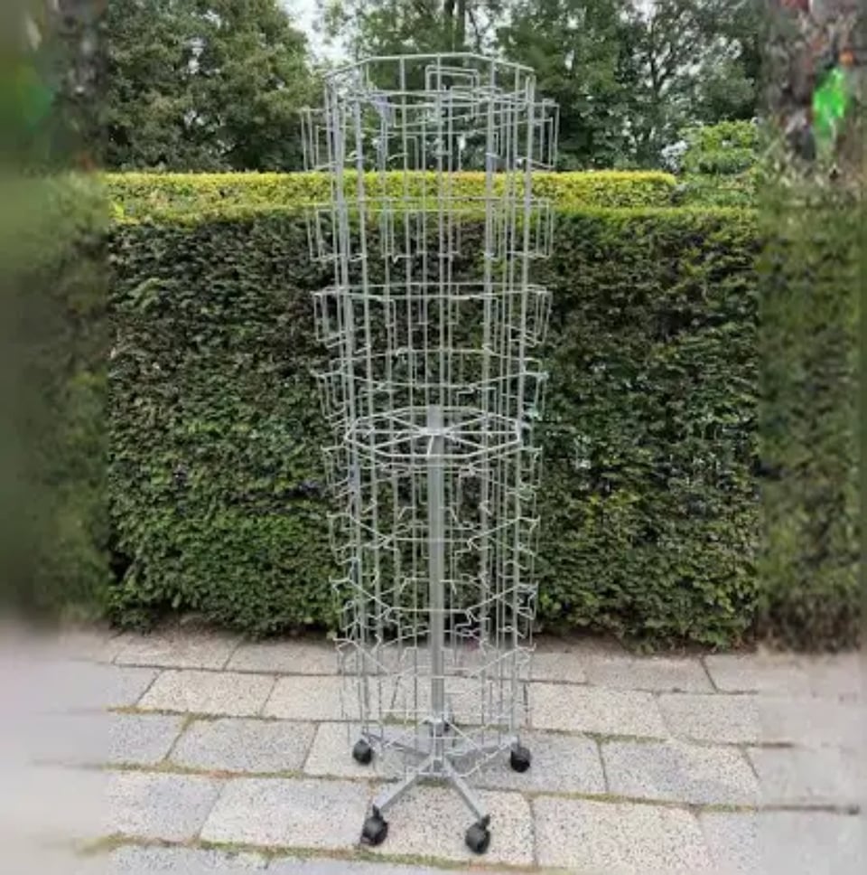 Kaartenrekfoto van internet. Maar er liggen er 2, (zonder voet helaas). Ligt nog veel meer, maar vooral echt afval :(