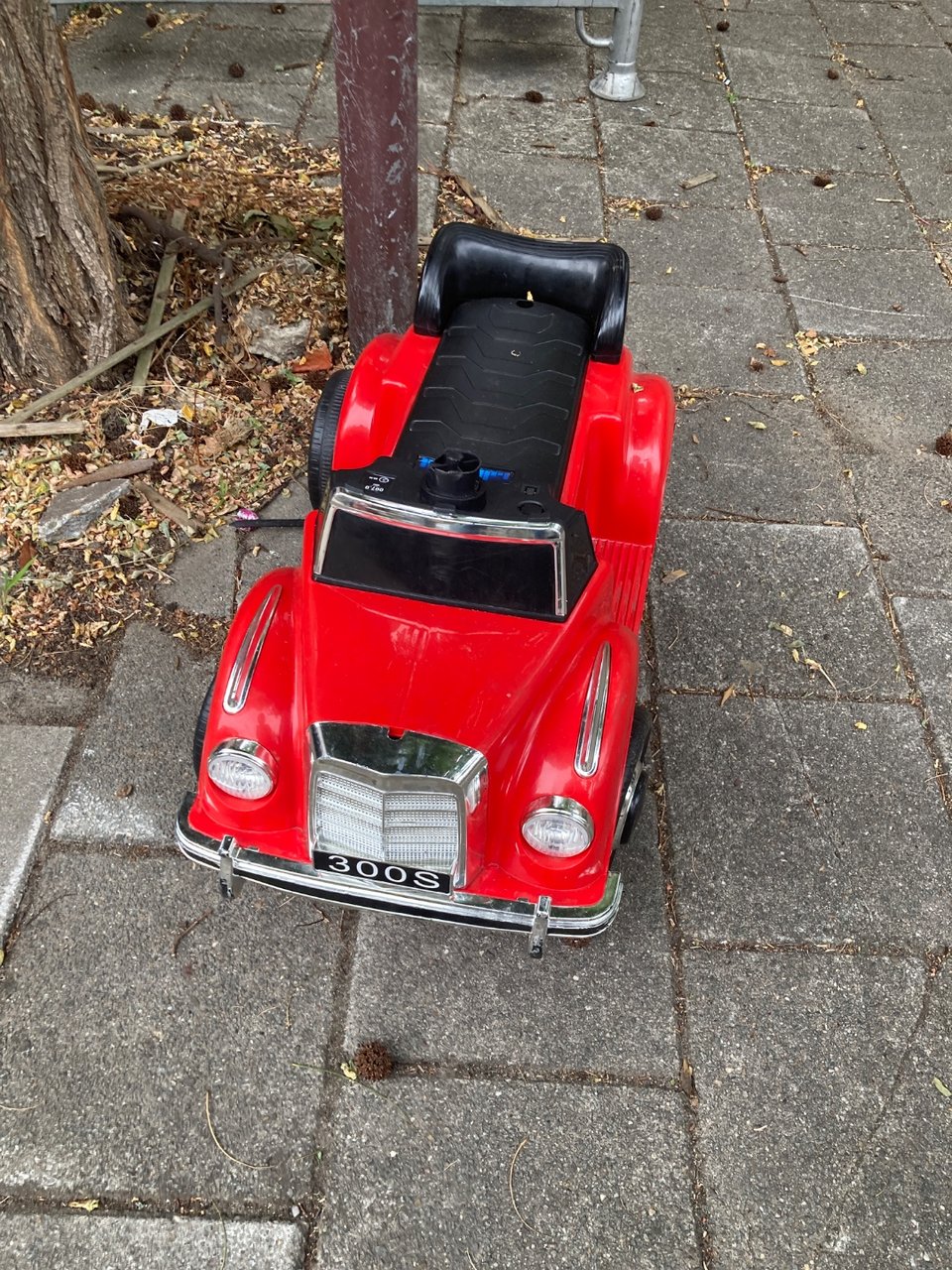 Speelgoed auto 🚗 geen idee of die het nog doet