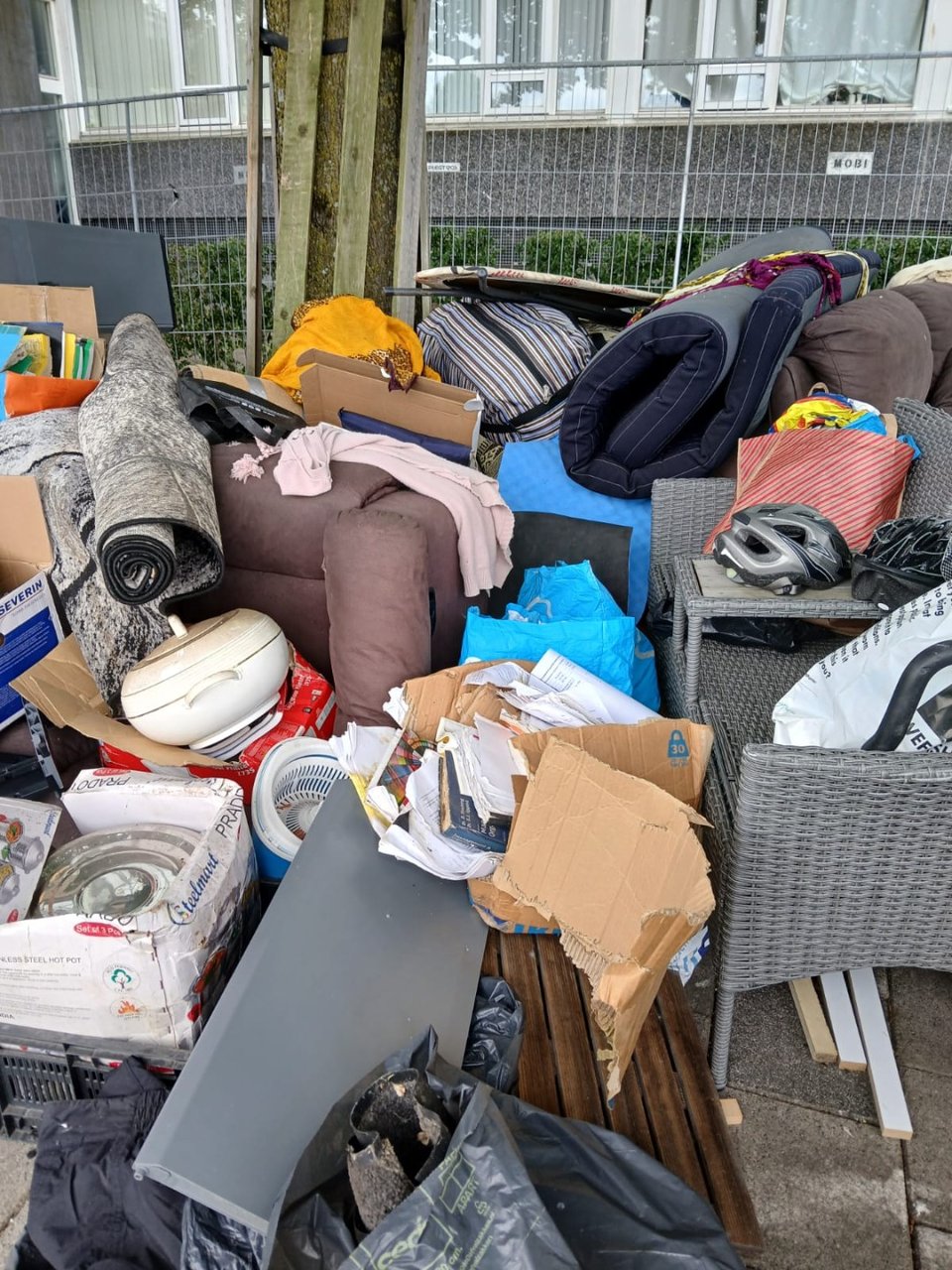 Alot of stuff, some porcelain also in baggs, a rugg, alot of bicycle helms and alot more.   Spotted by REdits