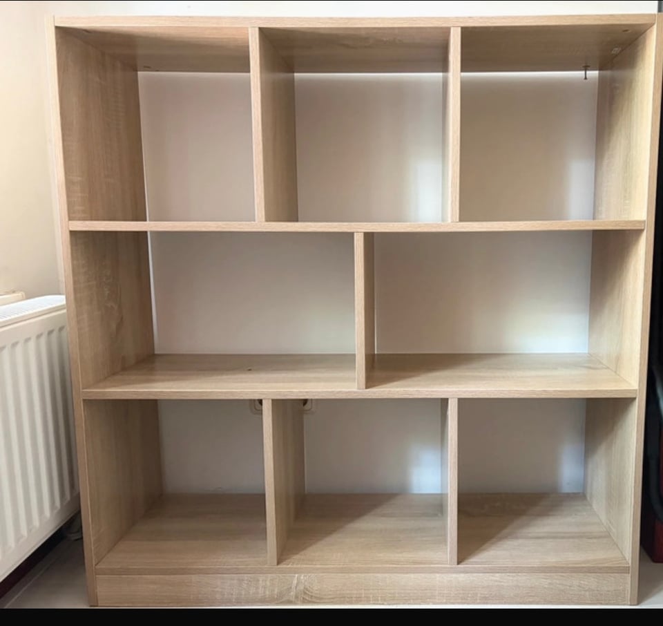 Afhalen 0634394886

Afmetingen kast
	•	Breedte: 97,5 cm
	•	Hoogte: 100 cm
	•	Diepte: 30 cm

Afmetingen vakken
	•	Bovenste 3 vakken: ca. 30,5 × 30 cm
	•	Middelste 2 vakken: ca. 46,5 × 27 cm
	•	Onderste 3 vakken: ca. 30,5 × 30 cm