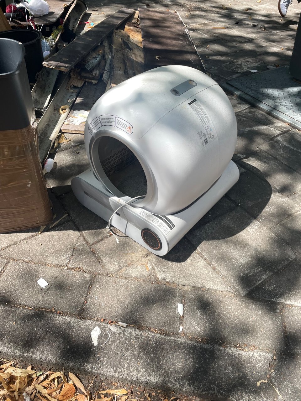 Expensive automatic cat toiletsystem. Looks complete…