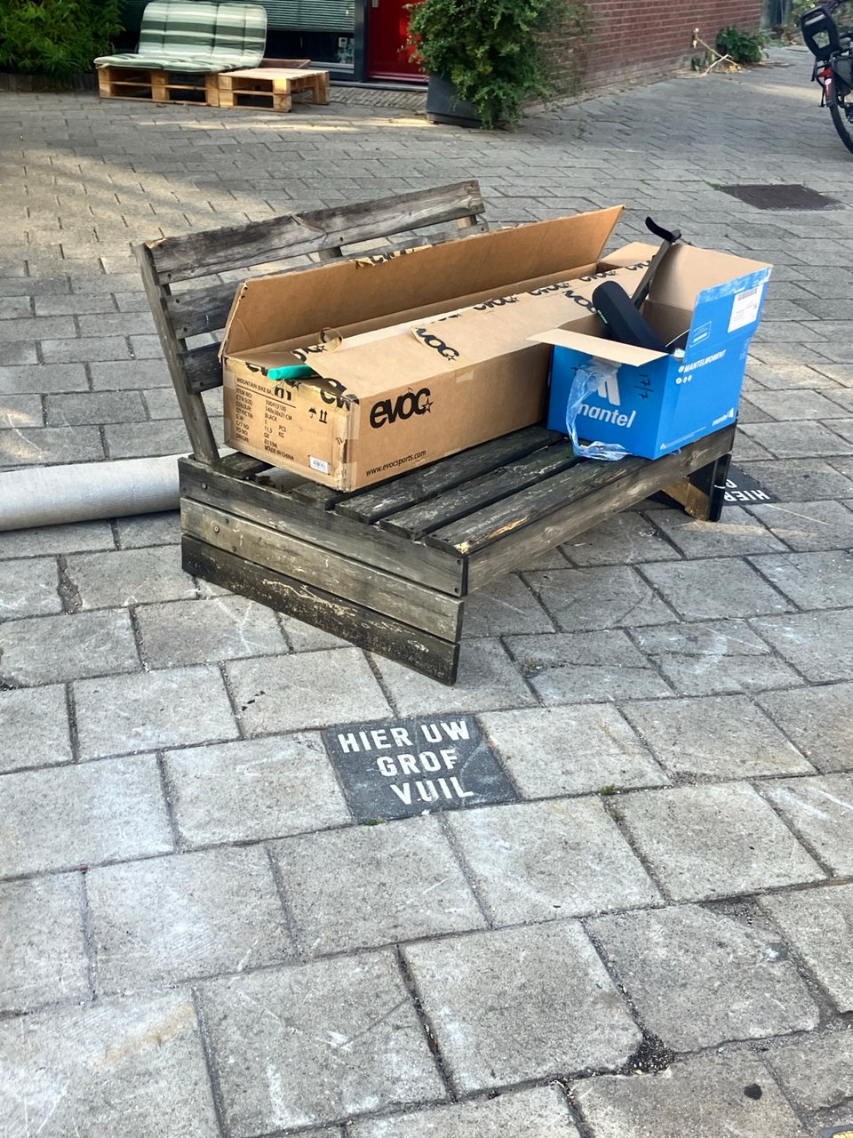 Large pallet bench in ok state, one part missing