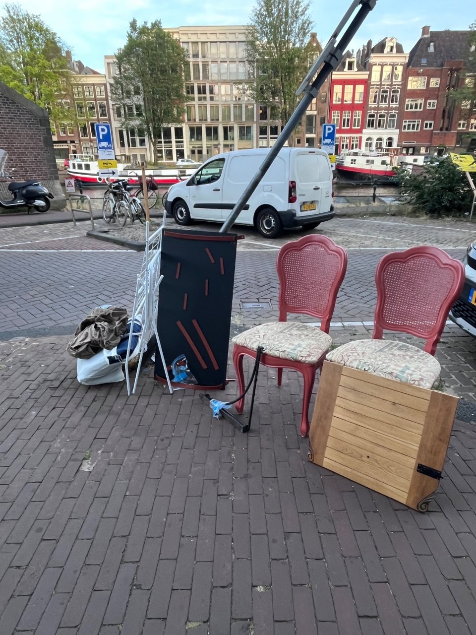Oudeschans/Oude wall
2 chairs, one magnetic black board, one clothing wrack, one foldable mounted in table, one inflatable mattress