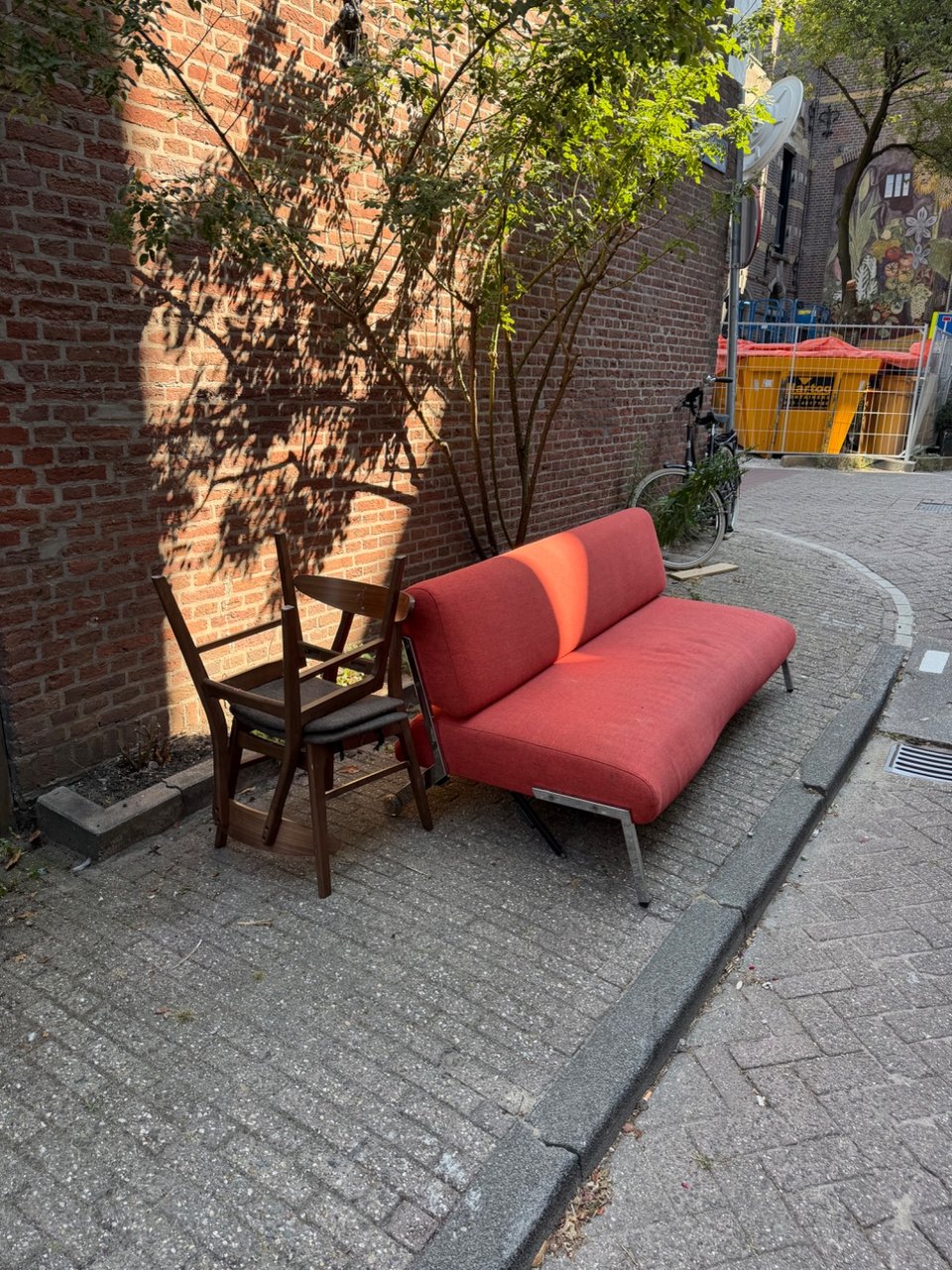 Rode/oranje bank en twee stoelen