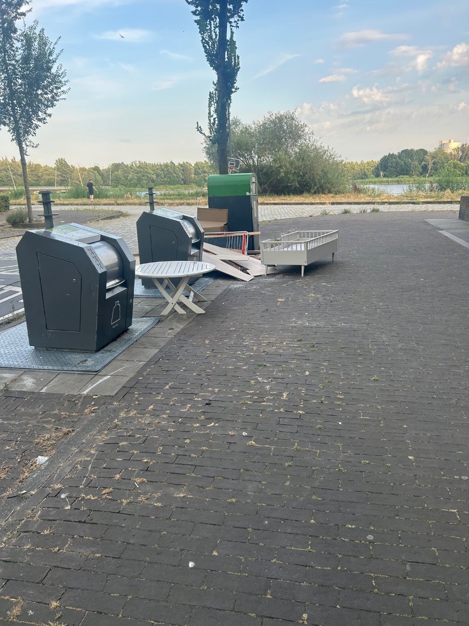Kinderbed + tuintafel + krijtbord