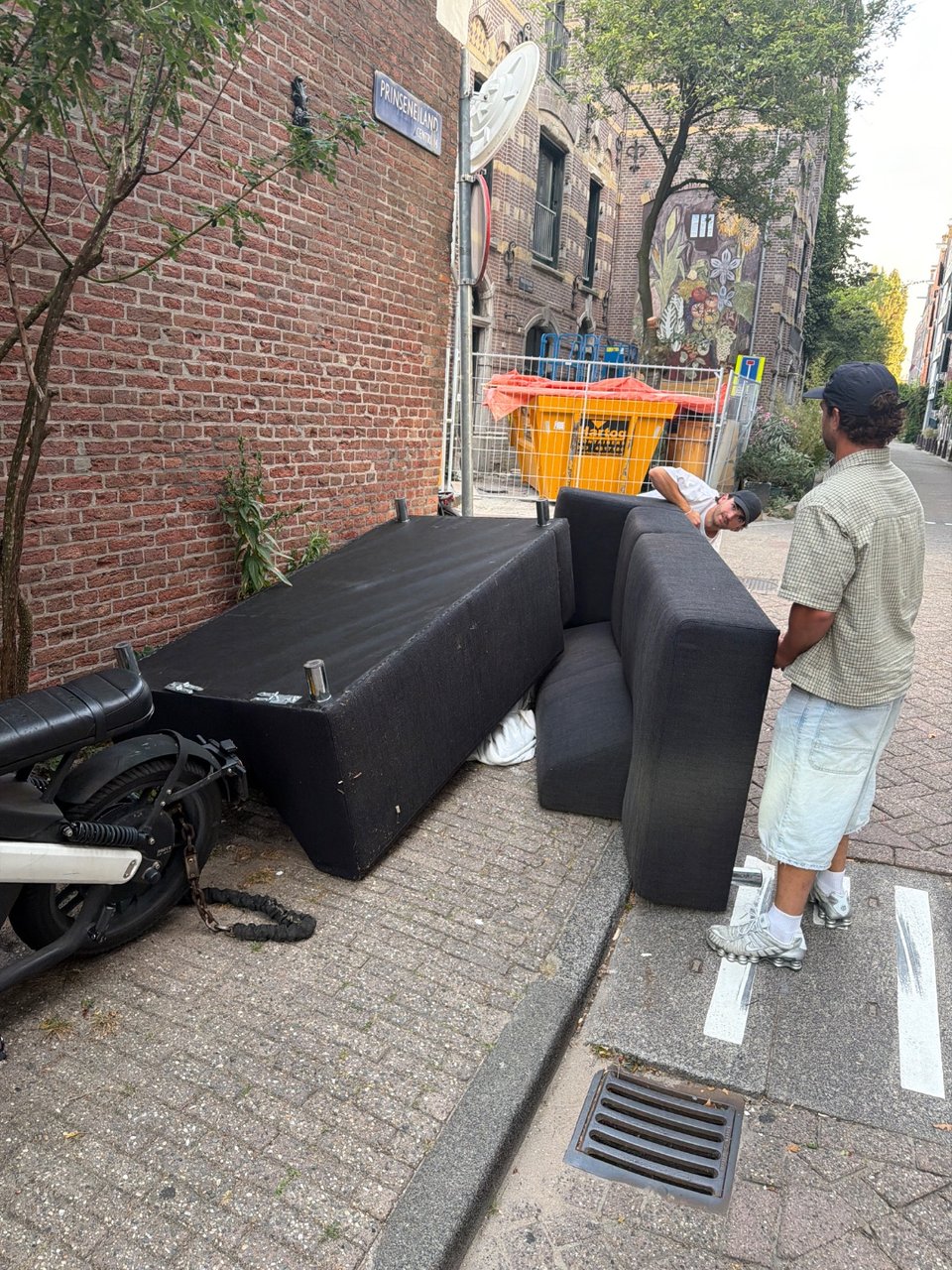 2 zwarte banken kunnen als hoekbank