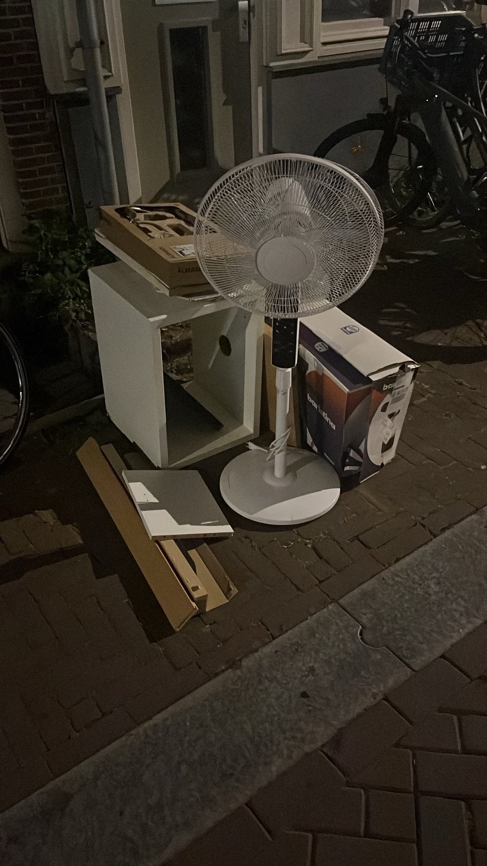Ventilator, kraan, spiegel en meer