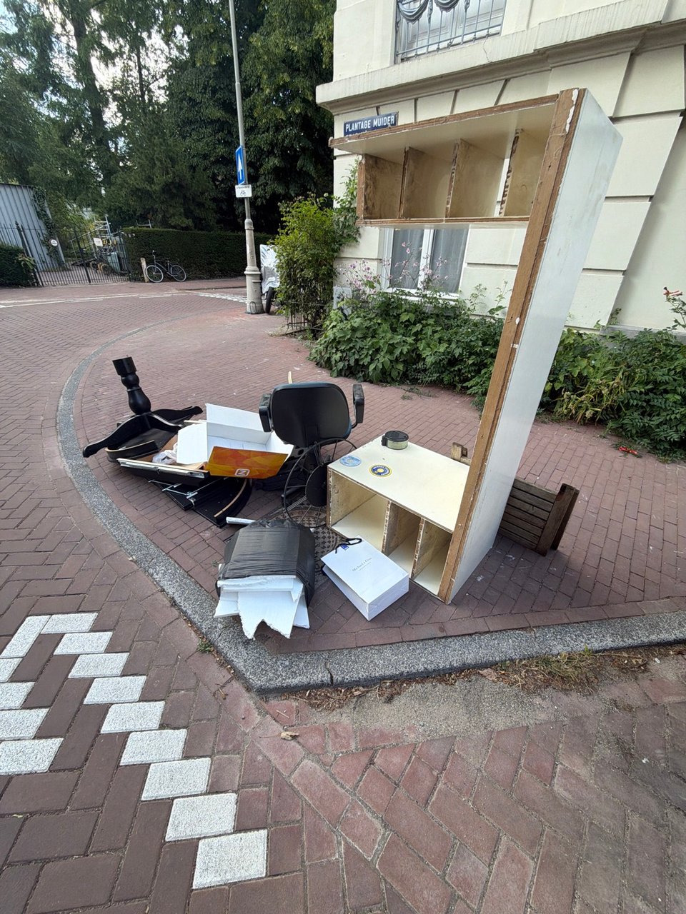 A table, a clock