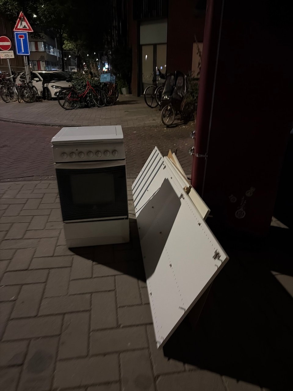 Koelkast, gasfornuis, tweedelig bankstel kasten ect