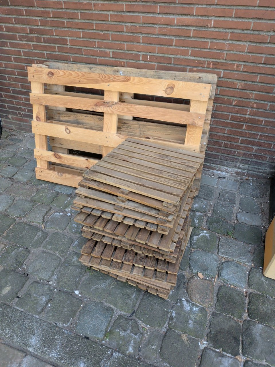 Houten vlondertegels (+- 5m2) en 2 pallets
