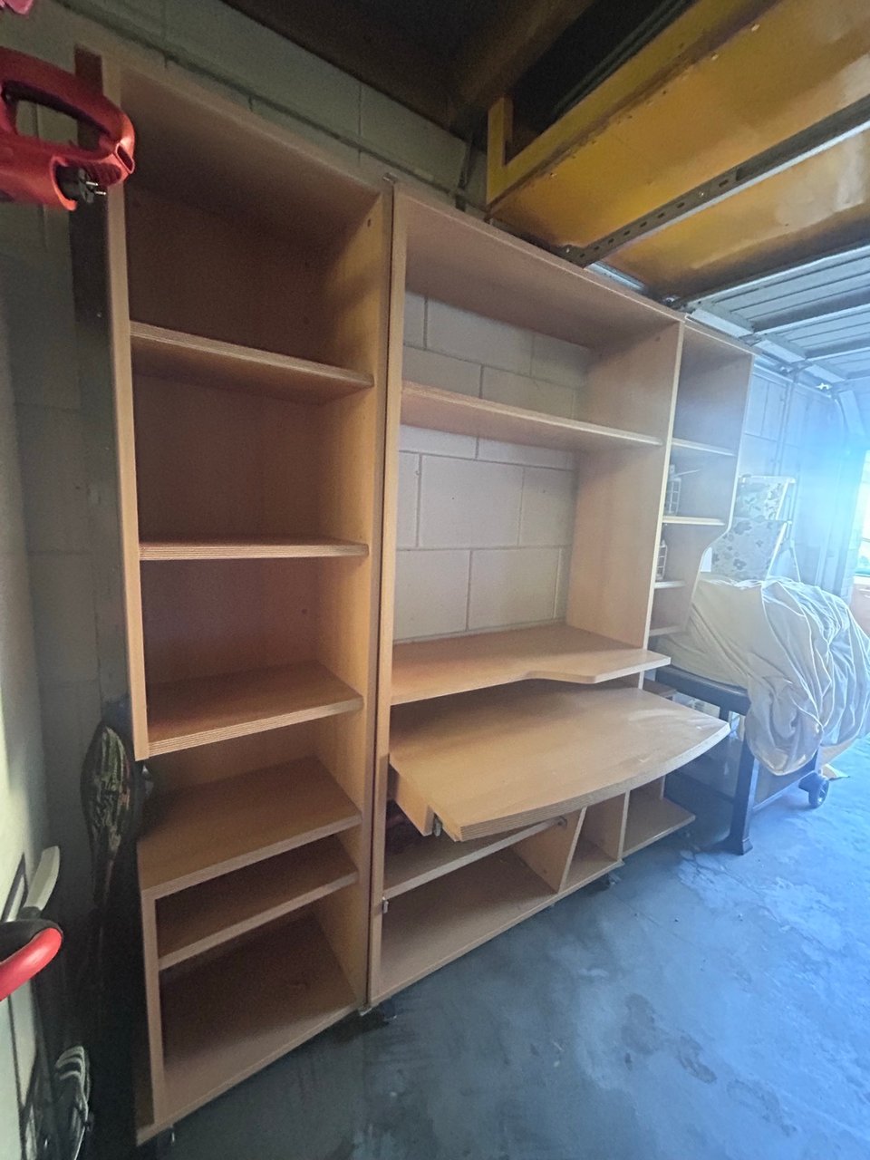 Handige bureaukast met geïntegreerd uitschuifbaar bureau en veel opbergruimte. Ideaal voor een thuiskantoor of studeerkamer. De kast is gebruikt, maar in goede staat en biedt ruimte voor boeken, mappen en andere benodigdheden. De uitschuifbare plank is perfect voor een toetsenbord of extra werkruimte. De kast staat op wieltjes, waardoor deze gemakkelijk te verplaatsen is.

De kast is inklapbaar, sleutel moeten we nog even zoeken 🤣 in dan is de afmeting 1.05

Afmetingen:
Hoogte 1.90
Breed 2.00
Diepte 65 bureauplank

Eventueel zelf demonteren/ophalen