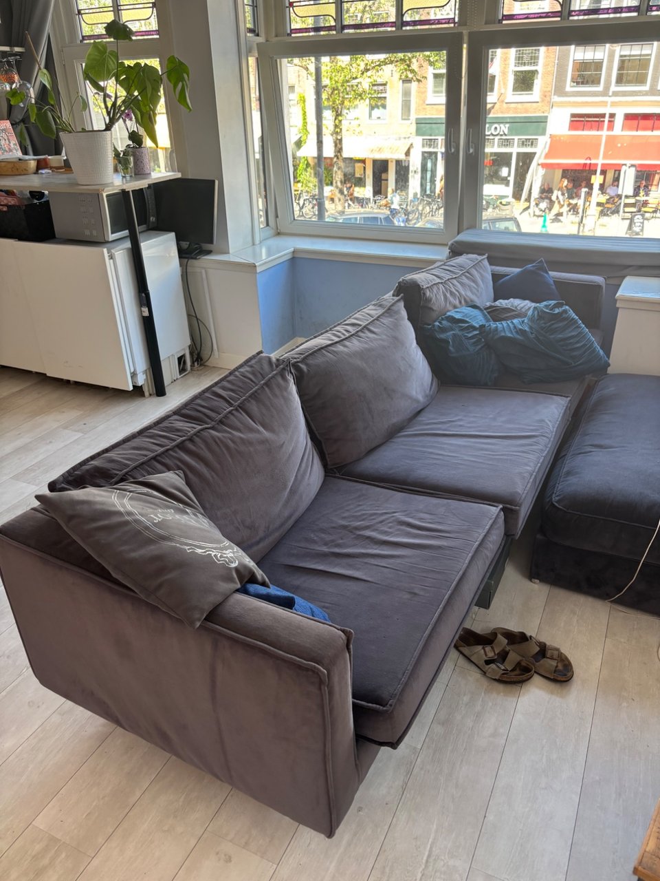 Grijze bank 
274 cm breed
67 cm hoog
85 cm diep