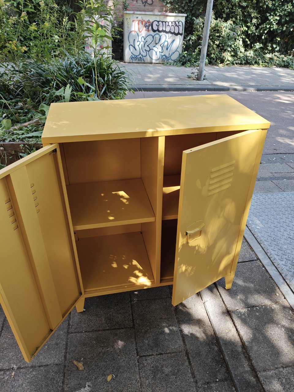 Nice yellow locker in metal.