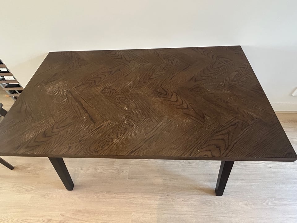 Uitschuifbare houten tafel