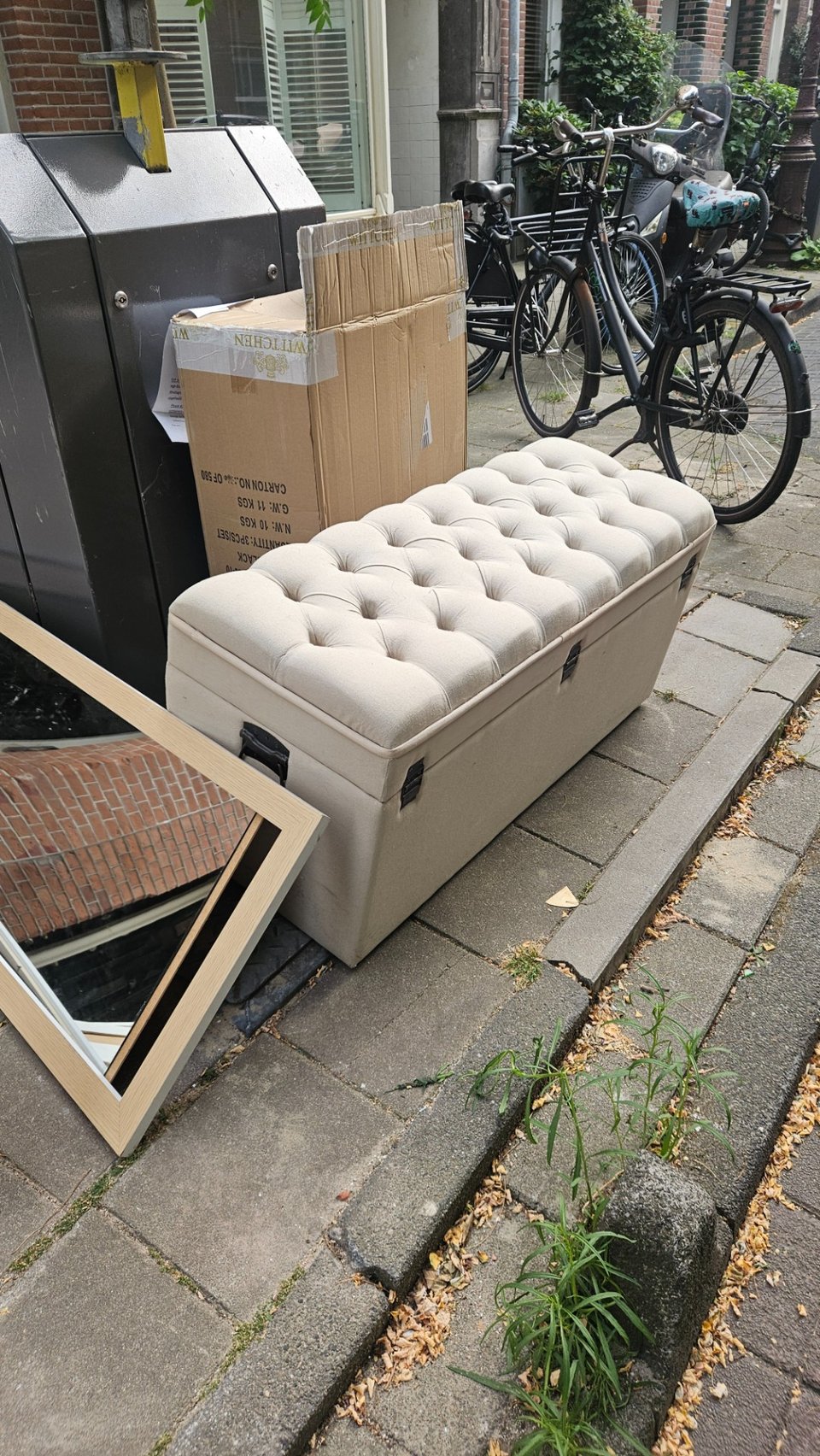 Bed end with storage, looks good, not too dirty
