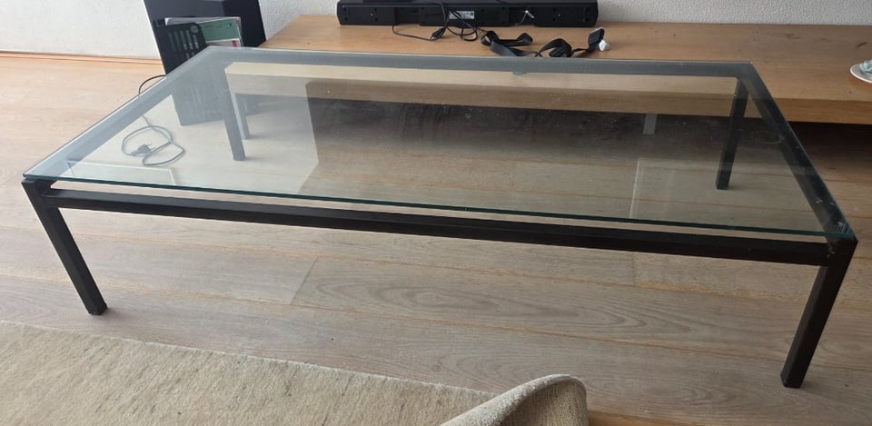 Salontafel, zwart staal met losse glazen plaat. 130x65cm. Ophalen op Wittgensteinlaan op zondag 16.08 of maandag 17.08.